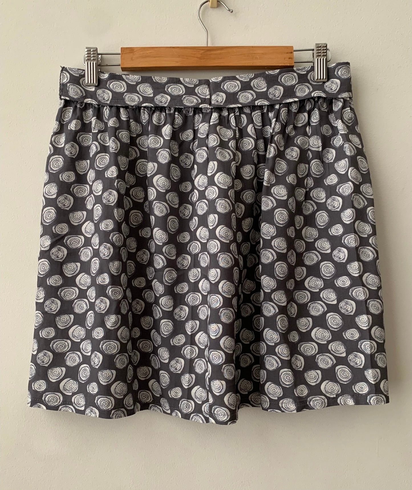 Falda estampada gris