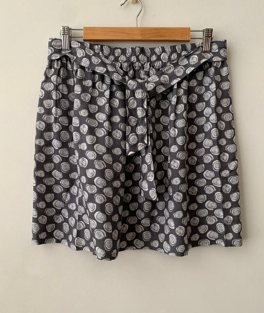 Falda estampada gris