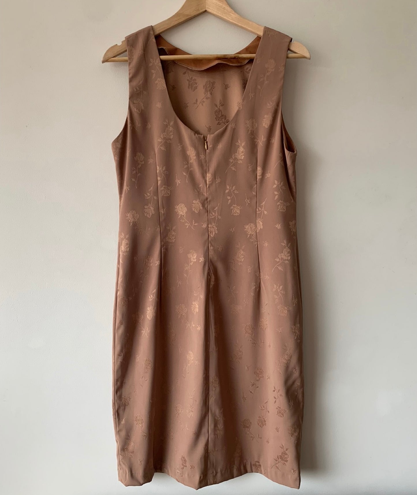 Vestido con bordado de rosas
