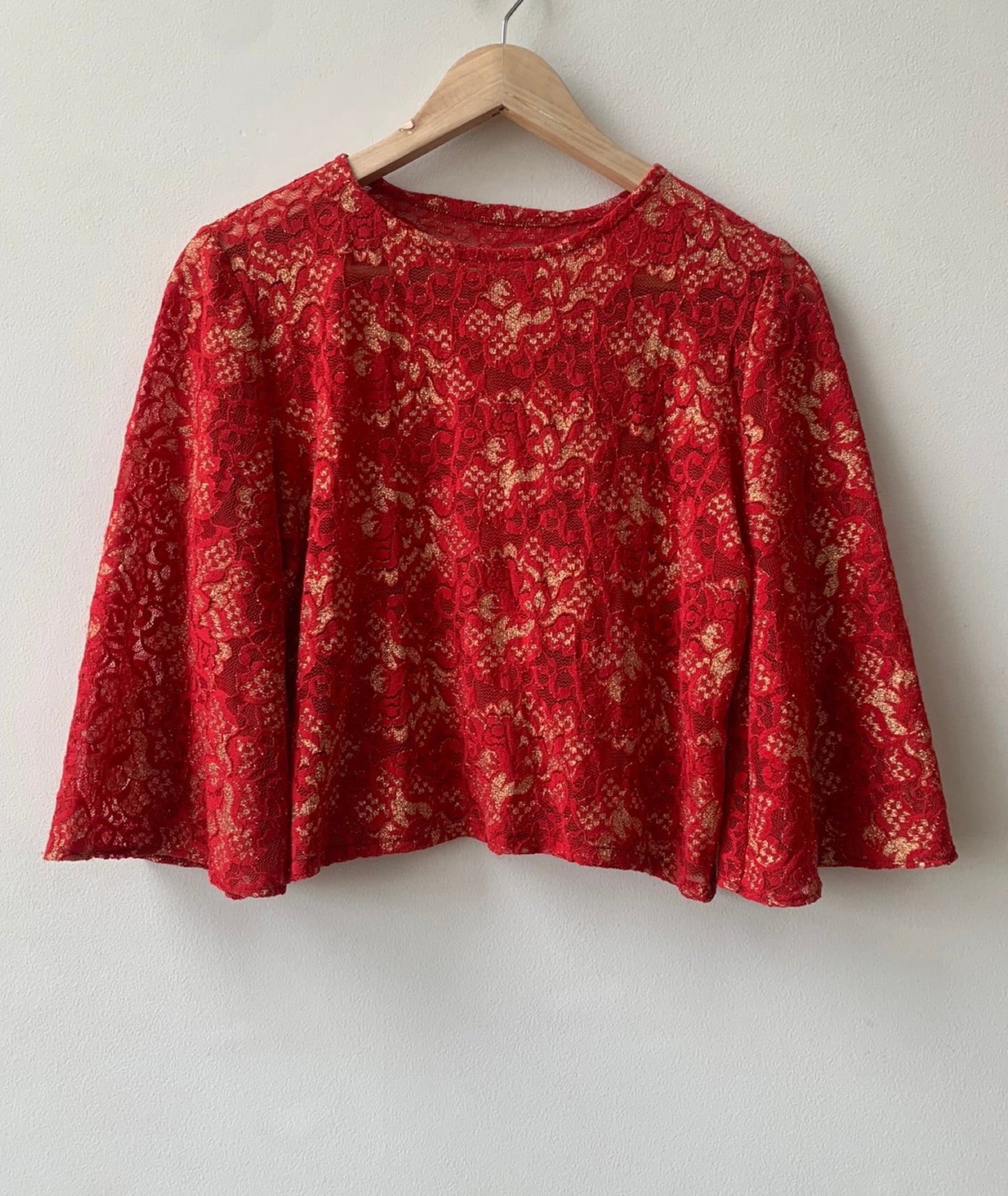 Blusa crop de encaje rojo