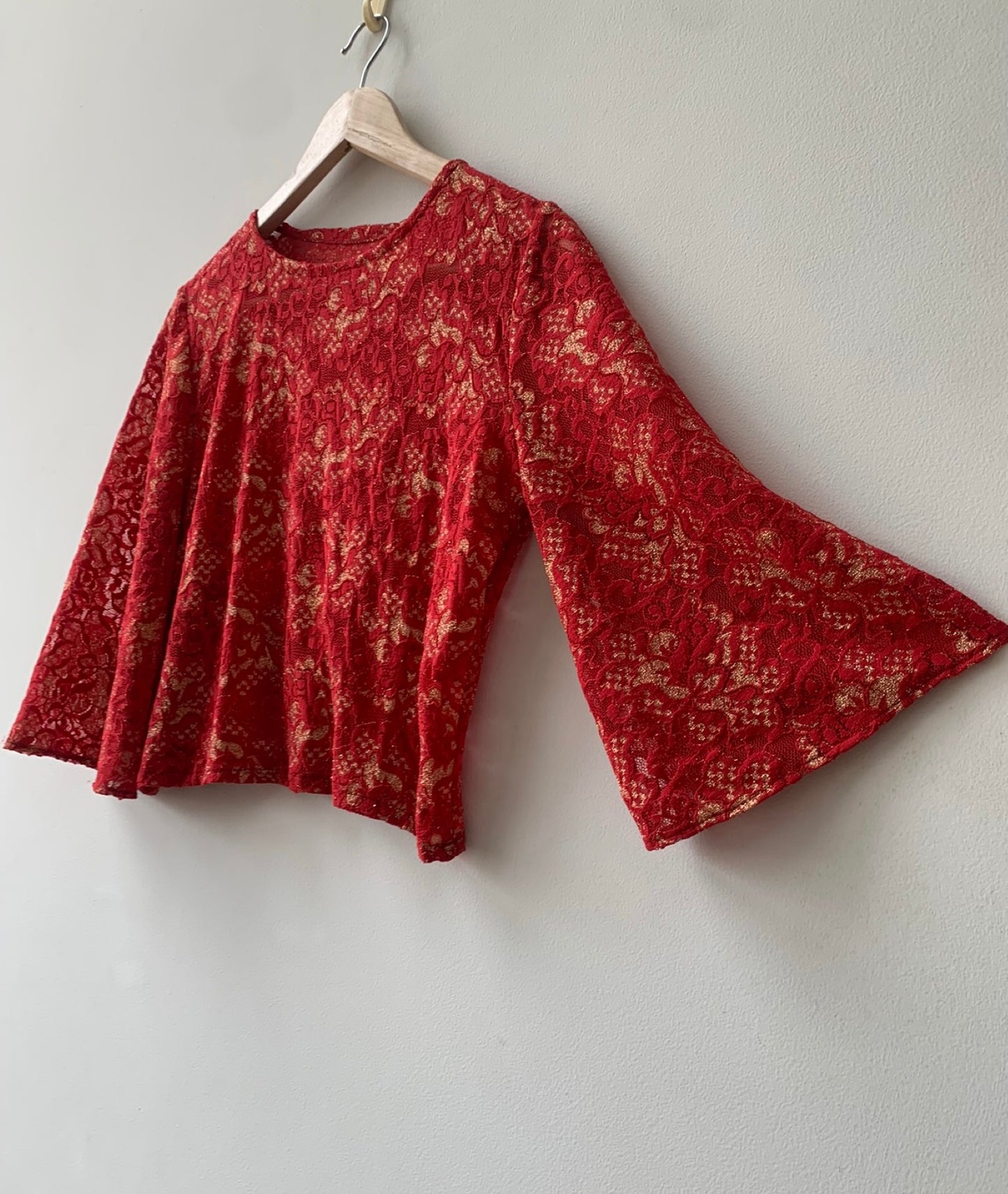 Blusa crop de encaje rojo