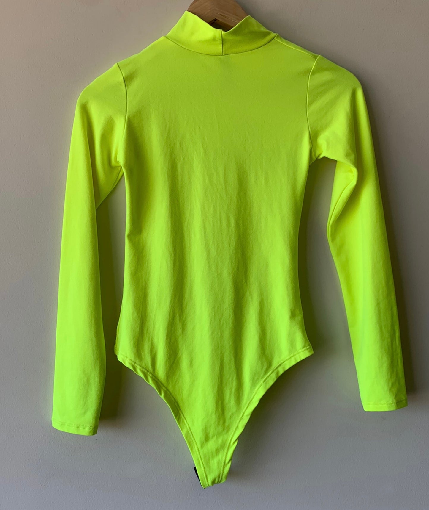 Body cuello alto con escote