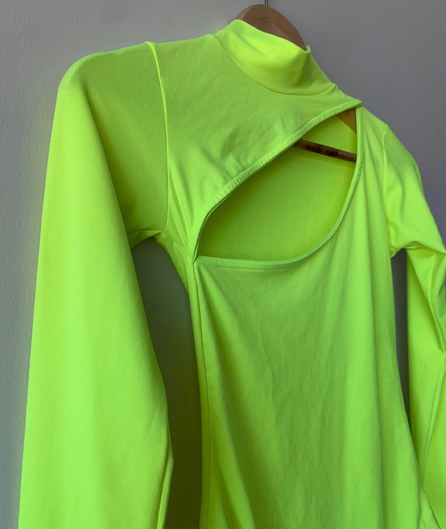Body cuello alto con escote